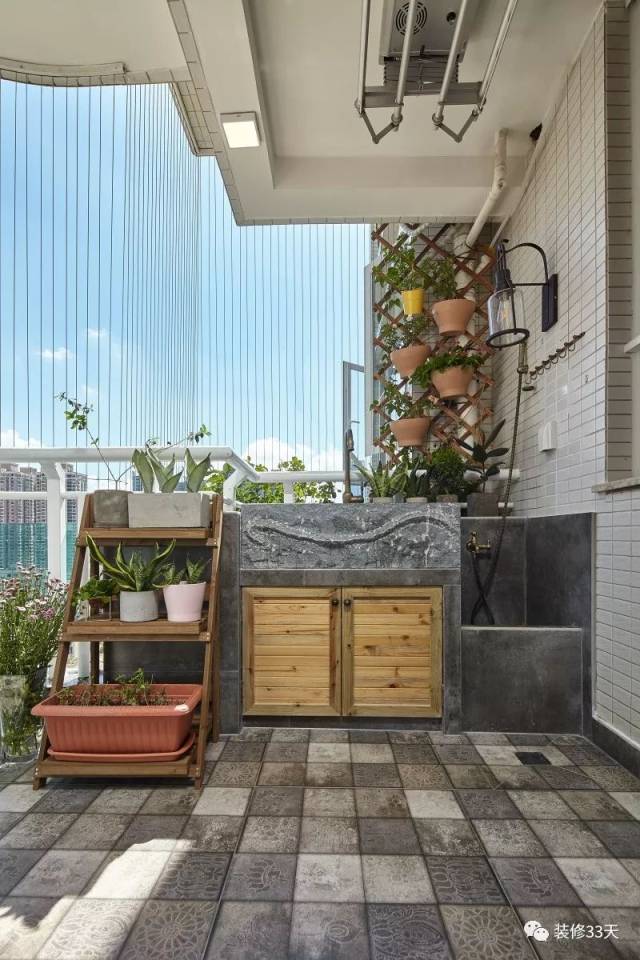 弧形阳台既是观景台,又是绿植花园,自砌洗手台与拖把池,木色门片