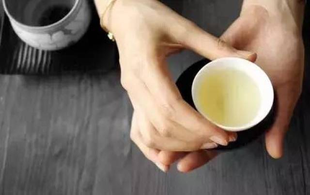临近春节了,客来敬茶,奉茶礼仪你知道多少?