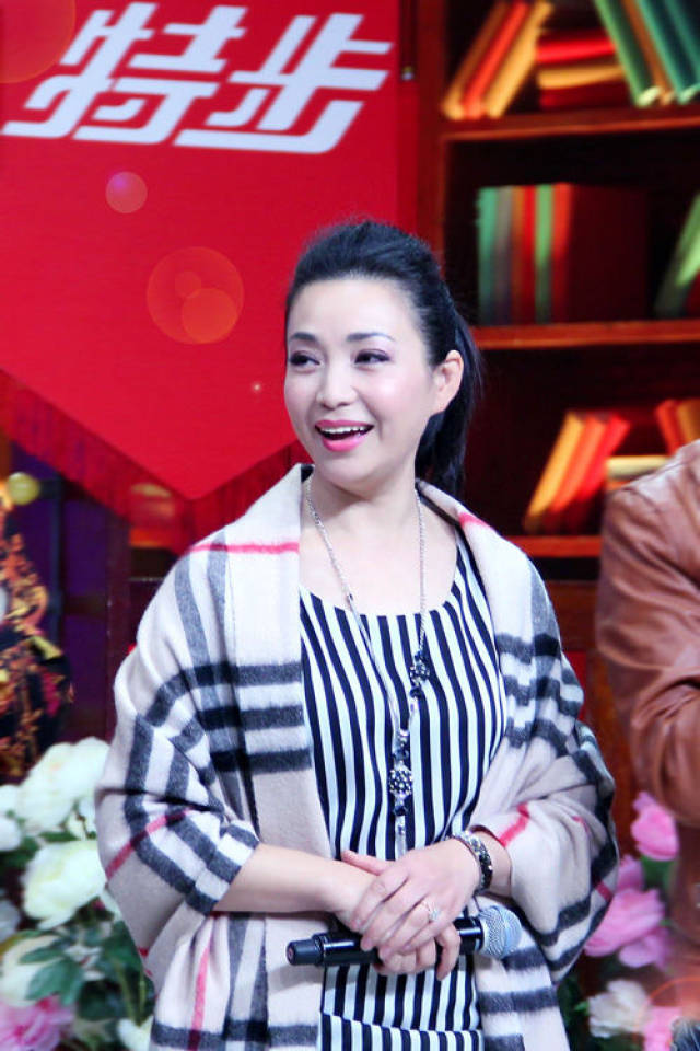 与张立林一样,曾在《还珠格格》中饰演皇后的戴春荣,也是个妥妥的"