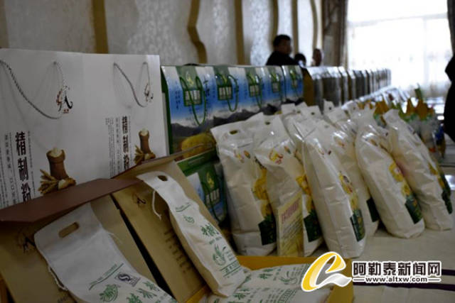 新疆吉木乃:农牧特产品现场火爆直播