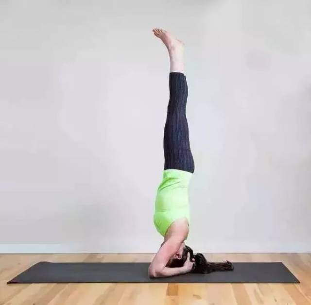 7分钟教你学会"瑜伽倒立"!这才是女人最高级的保养!