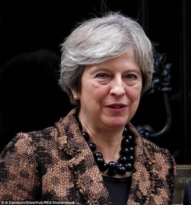 英首相梅姨的时尚密码 | 她首先是个爱美的女人, 其次