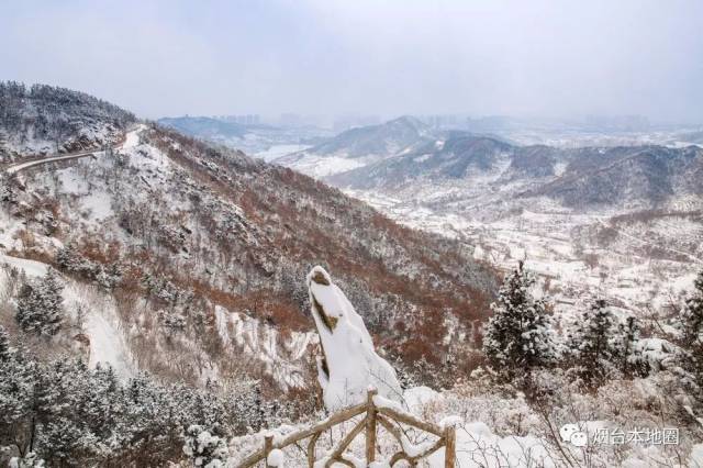 摄影:青花无言 ▼ 这是雪中的玉岱山和塔山,青黛与白雪相映,煞是美丽