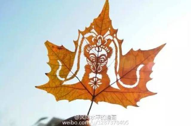 用树叶镂空"画"的猴子,你见过吗?