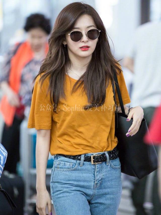 韩国女星姜涩琪的这一身姜黄色t恤配浅色牛仔裤,就是简约的复古气质▼
