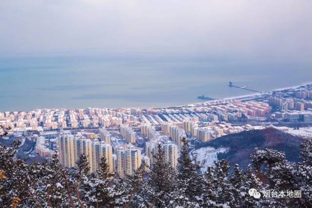今天,让我们换个视角,带你先从远山开始,漫看雪中烟台全景图.