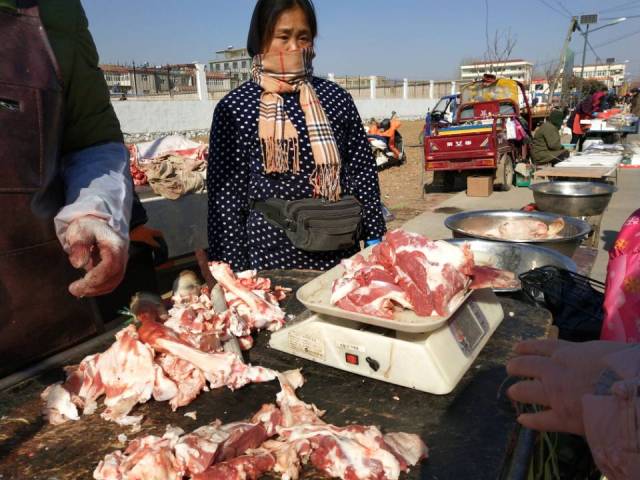 乡村大集上现场杀羊生意火爆,市民直呼当街杀羊残忍血腥