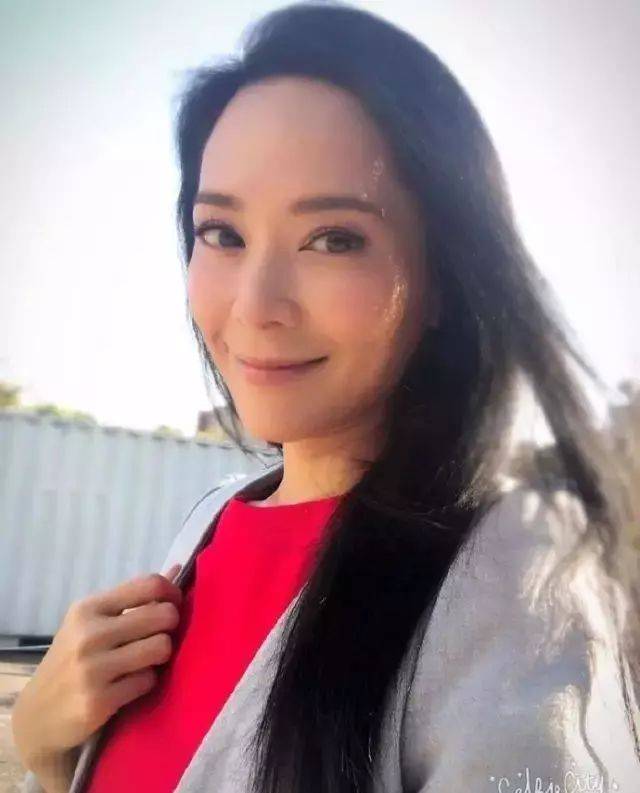 首先所长要说的是郭羡妮,她在1999年拿下港姐冠军后,2000年再次拿下华