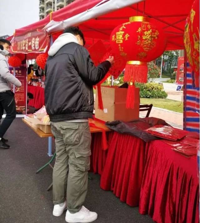 伴随着晴朗的天气 街上也因购置年货而渐渐热闹起来 小编听说碧桂园