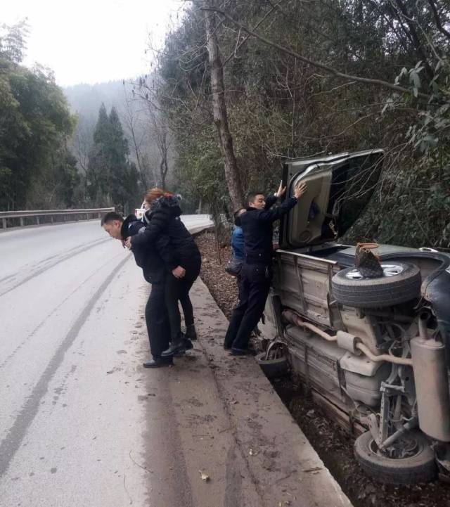 巴中塔子山路段发生一起车祸!女司机驾车侧翻被困!(图