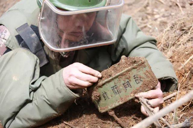 一个个死伤众多的"地雷村" 谷深林密 山势陡峭 怪石嶙峋 地雷和各种