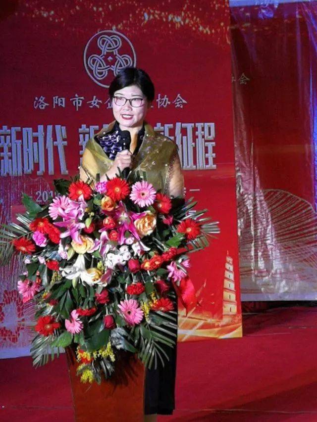 会长马红菊作协会工作报告 副会长吕妙霞宣读协会表彰文件 表彰