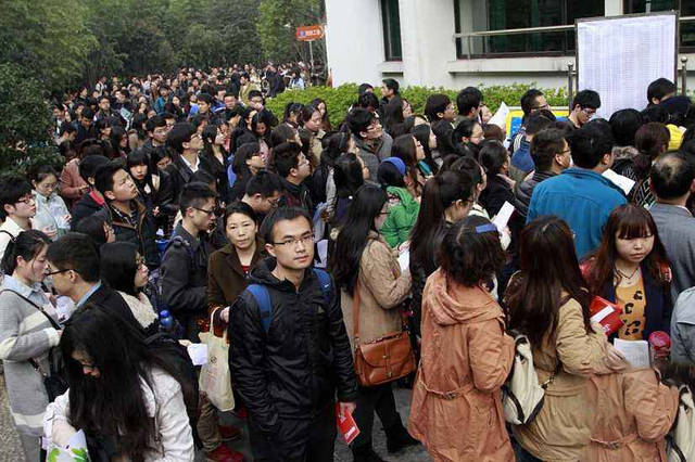 要钱没钱,要权没权,那么多大学生争着考公务员