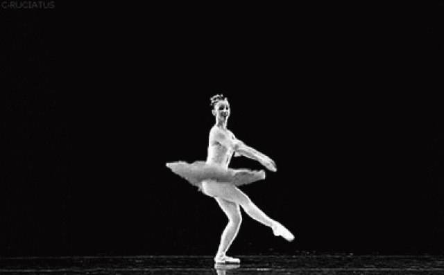 动力推动她旋转,芭蕾舞者每次旋转,做出伸直与缩回她的动力腿这个动作