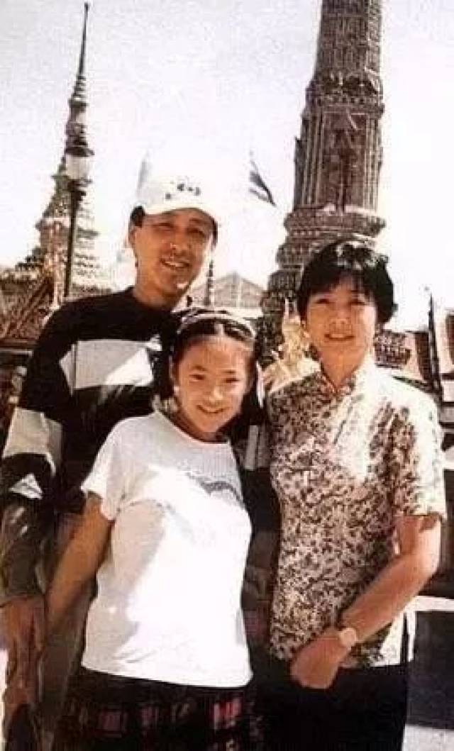 而杜宪,并没有相夫教子,安享明星太太的生活,反而打拼着事业,一刻也没