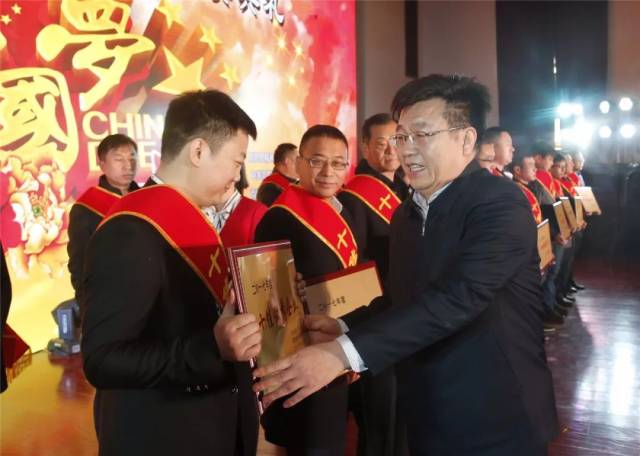 县长闫向阳为高阳县"十佳诚信商户(企业)","十佳互联网新锐"颁奖