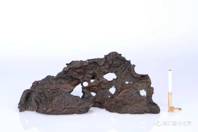 外壁所刻丝丝叶脉,刀法遒劲,莲梗缠绕,巧用黄杨木雕青蛙一只,置于枯荷