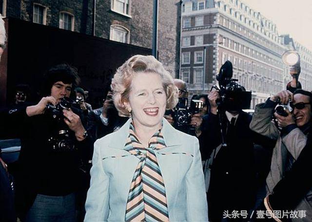 1975年,撒切尔夫人成功当选为英国保守党党魁.那一年她50岁.