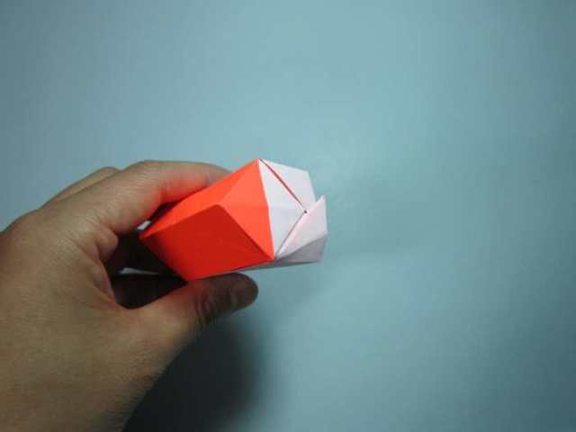 第20步,将以凸起折痕为边的小三角形向外翻折,然后塞入对侧三角形内部