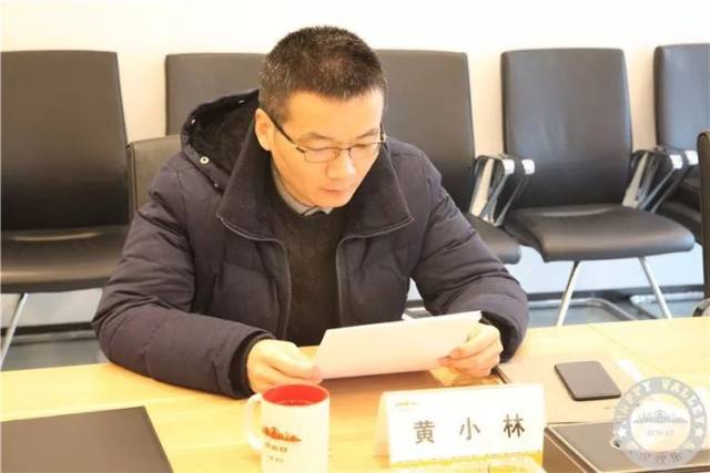 组织委员黄小林代表党总支向大会作《武汉欢乐谷2017年度党员领导干
