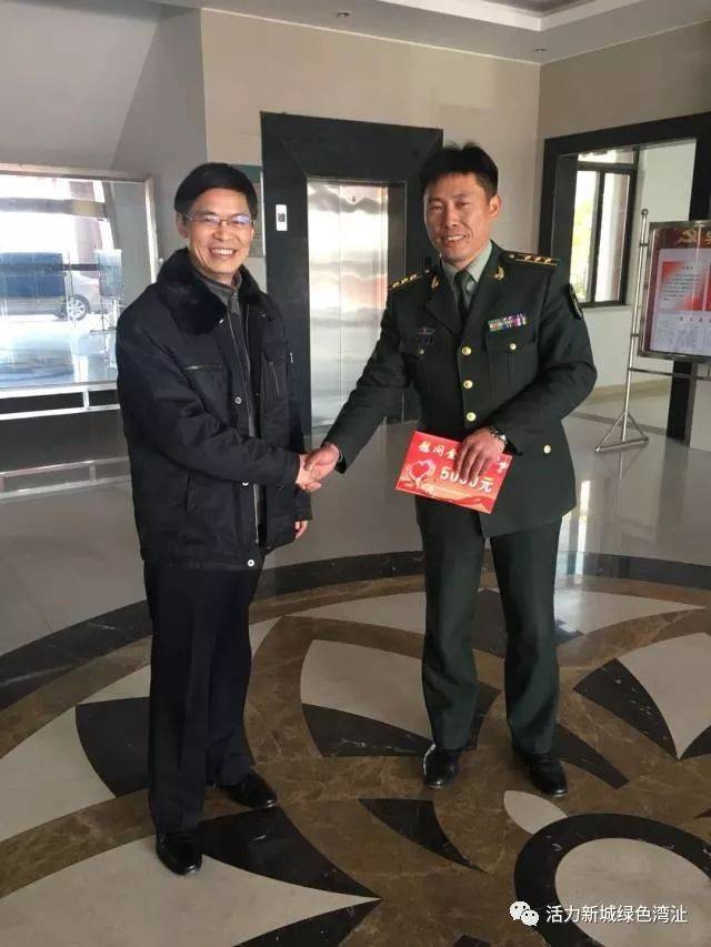 湾沚镇刘晓明慰问县人武部官兵