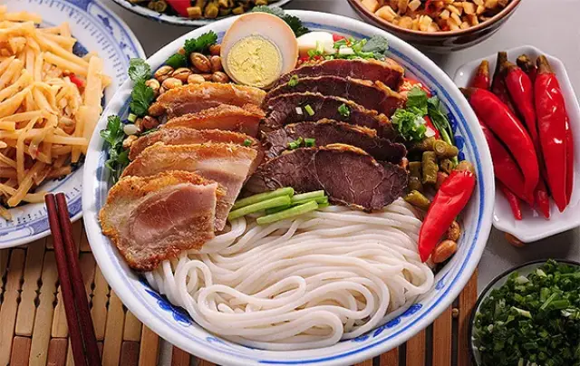 与老友粉,螺蛳粉相比,桂林米粉是历史最悠久的特色传统名小吃,由