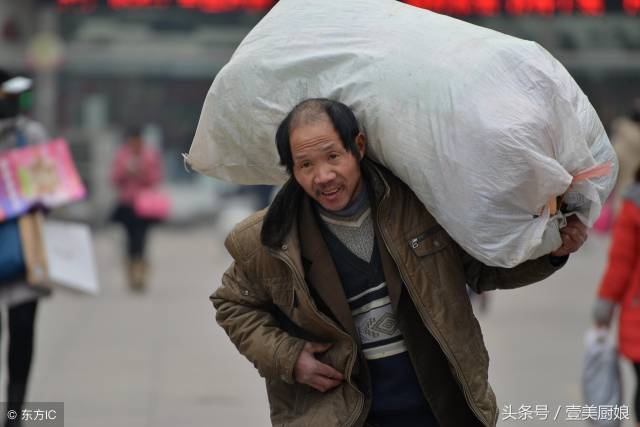 实拍春运路上扛着行李农民工 蛇皮袋旅行包行李箱 你看他们好累