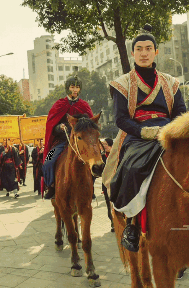 郴州街上惊现一男神骑马逛街,搞这么大事我真心服你!