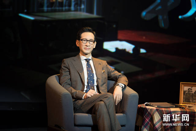 王劲松《暗战》西装look秀不停 尽显儒雅魅力