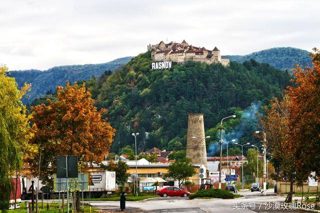 我用一天的时间穿过罗马尼亚中部山区,参观了派勒斯城堡和布朗城堡,从