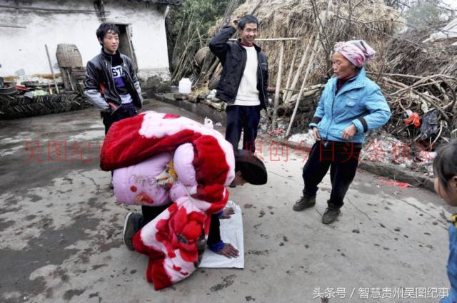 贵阳高坡苗族新女婿背着新被子去磕头拜年,风情浓郁你见过吗?