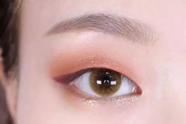 step  :下眼皮卧蚕处用白色亮片眼影提亮,blingbling的眼影让少女感更