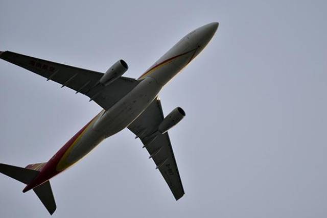 这架则应该也是a330 高空飞行客机喷气冷凝的效果,据说在零下40-60度