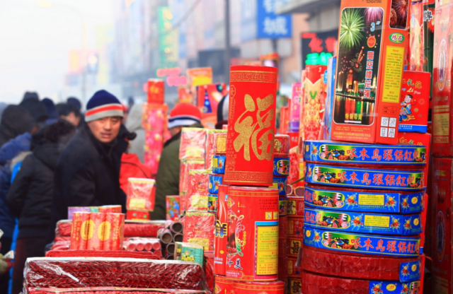 网友热评: 爱放鞭炮的小男孩儿:城市里可以禁止烟花鞭炮,在农村过年