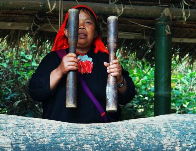 佤族木鼓,佤语称"格珞",是佤族人祭祀用的通天神器.