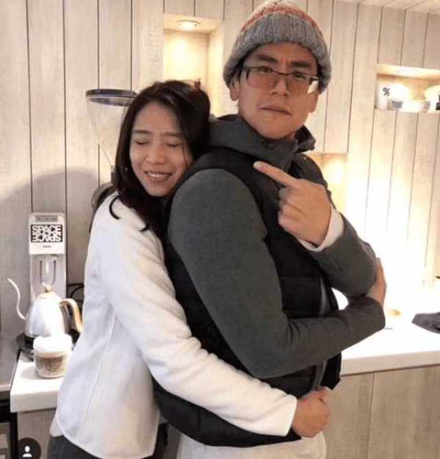 能跑到厨房与彭于晏拥抱合影的女人, 那不是粉丝, 是女朋友!