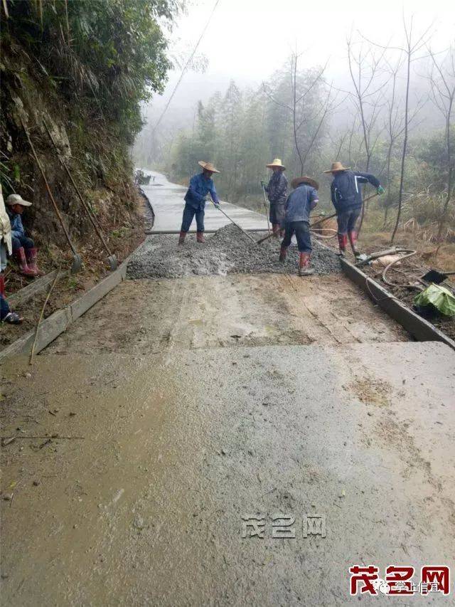 但在信宜市合水镇,记者却感受到一股炙热的建设氛围,当地群众在持续