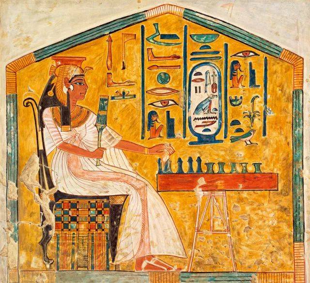 馆  棋盘游戏的历史极其古老,图为埃及奈费尔提蒂王后正在玩塞尼特棋