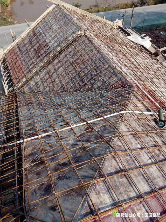 屋面板钢筋与圈梁钢筋锚固连接,面板的下层钢筋锚入到圈梁内,上层的