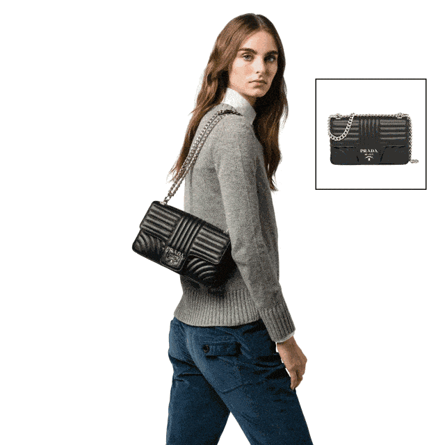 这款prada elektra包袋在prada 2018春夏秀场上大放光彩,以铆钉设计
