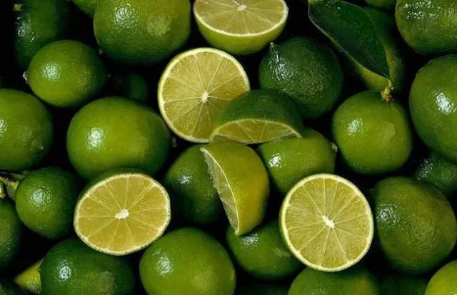 一个卡拉布里亚的小镇上,庄园里大多种植着当地的水果特产——香柠檬