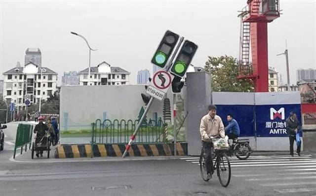 一根红绿灯灯杆歪了