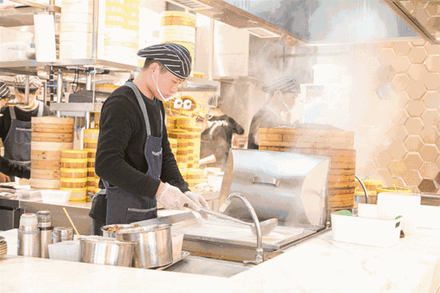 一到饭点,下午茶 店内就爆满,想吃就要排队~ 下至3岁小baby,上至90岁