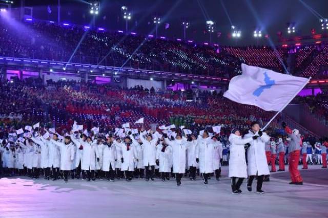 平昌冬奥丨"朝鲜半岛旗"再度挥舞,韩国人热情与困惑并存