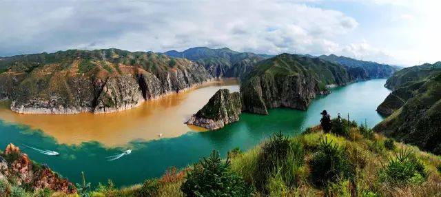 刘家峡,盐锅峡,八盘峡三大水库,如一颗颗明珠镶嵌在这块充满生机的