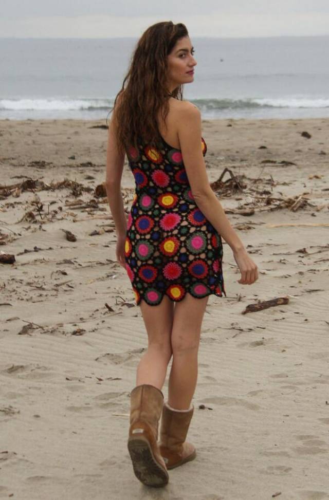 女星布兰卡·布兰科马里布海滩美艳拍照,她的长裙看起来格外艳丽