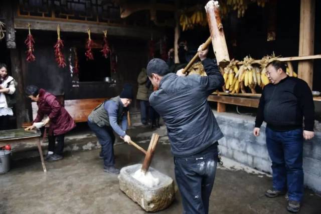 糍粑也称 年糕,过年前制作糍粑是农村上千年流传下来的习俗.