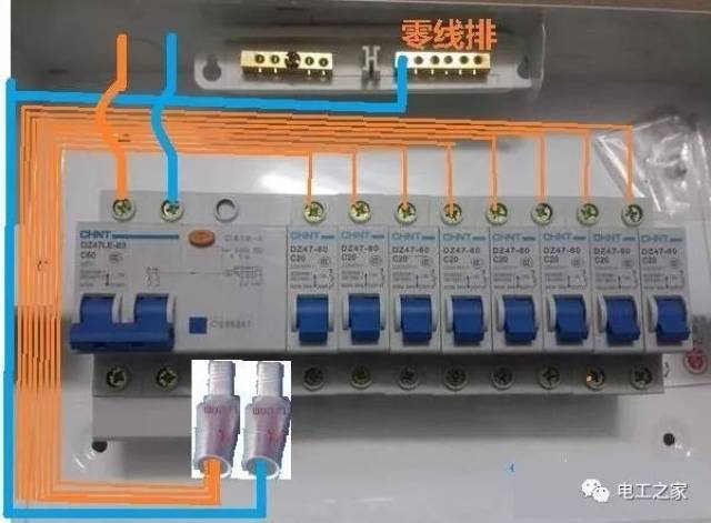 图左是标准接线,总开关用接线端子,每个分空开连一根2.5或4平方电线。 图右是非标接线,使用4或6平方电线一根连接到每个分空开。 高低压配电柜二次接线规范 电气接线工艺上应力求美观、实用、便于施工操作和方便以后检修查线。接线应兼顾全局,力求整齐划一、协调大方,给人以整体美,不得标新立异、各自为政,避免给人以零乱无章之感。 1、电缆整理 1.