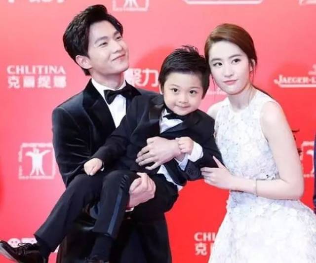 杨洋抱着孩子与刘亦菲亲密合影,像极了一家三口的既视感?