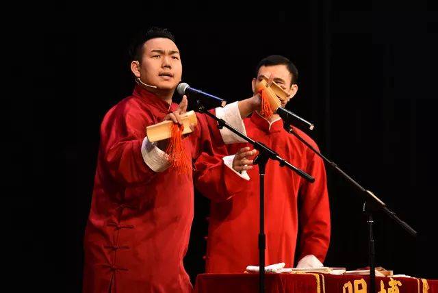 笑翻全场!明博相声新春曲艺大会为市民送欢乐